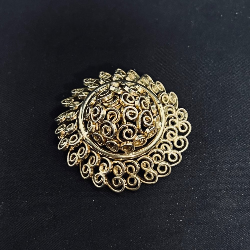 Vintage Monet Gold Tone Open Work Hat Shaped Brooch (5008) - Picture 2 of 5
